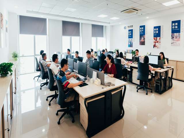 上海道路摇旗预警机器人设计